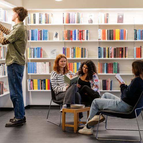 Fire unge på biblioteket