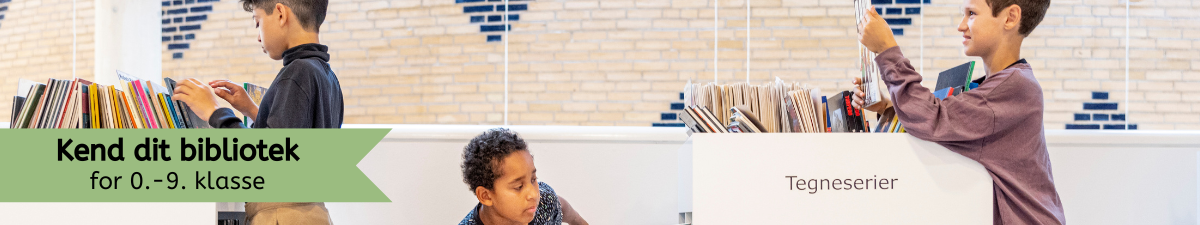 Tre drenge der leder efter bøger i bibliotekets bogkrybber